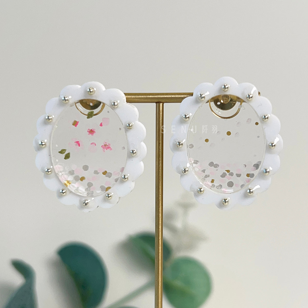 [Japanese Designer | Japanese Handmade Accessories | Resin | Earrings | Earrings] Hand-painted cherry blossom frame acrylic earrings