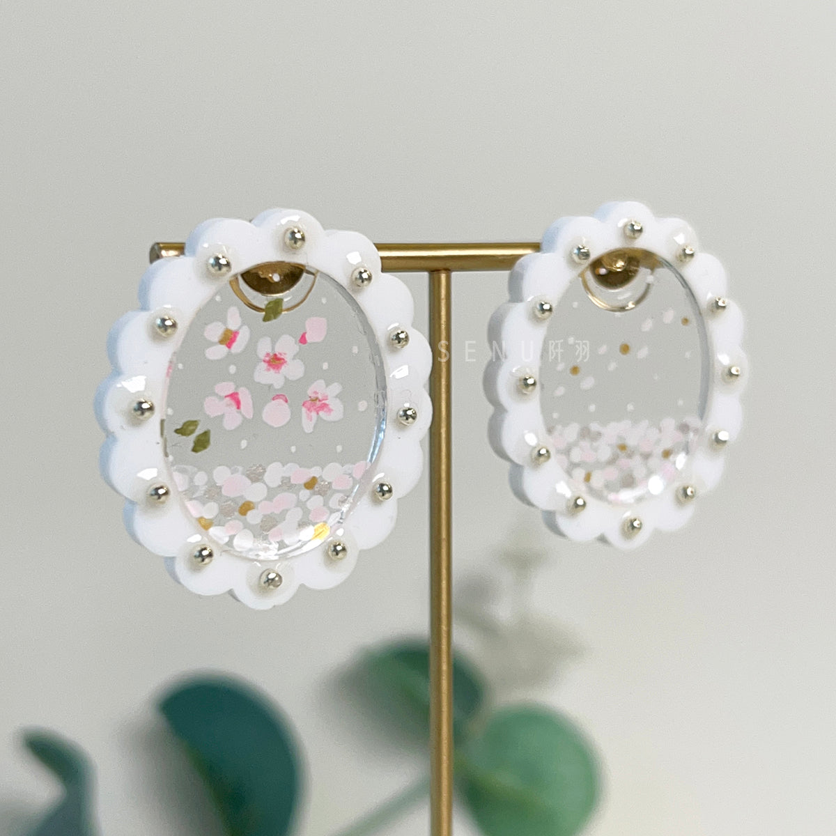 [Japanese Designer | Japanese Handmade Accessories | Resin | Earrings | Earrings] Hand-painted cherry blossom frame acrylic earrings