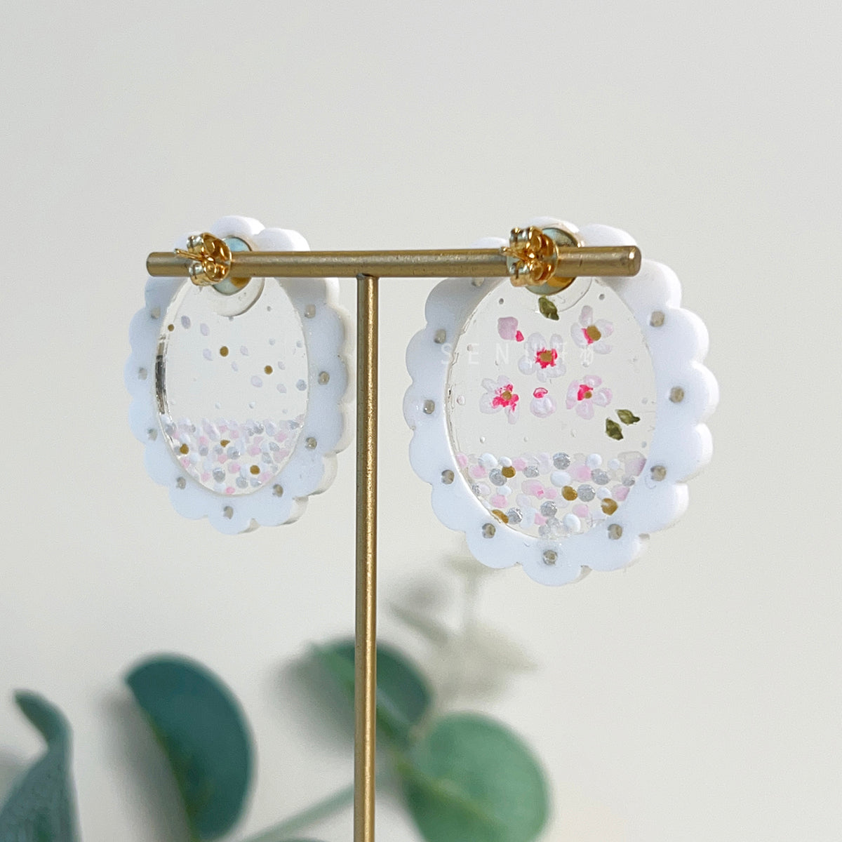 [Japanese Designer | Japanese Handmade Accessories | Resin | Earrings | Earrings] Hand-painted cherry blossom frame acrylic earrings