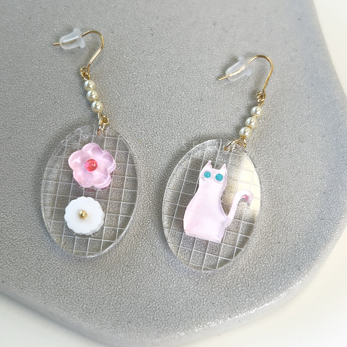 [Japanese Designer | Japanese Handmade Accessories | Resin | Earrings | Earrings] Oval cat plaid acrylic earrings