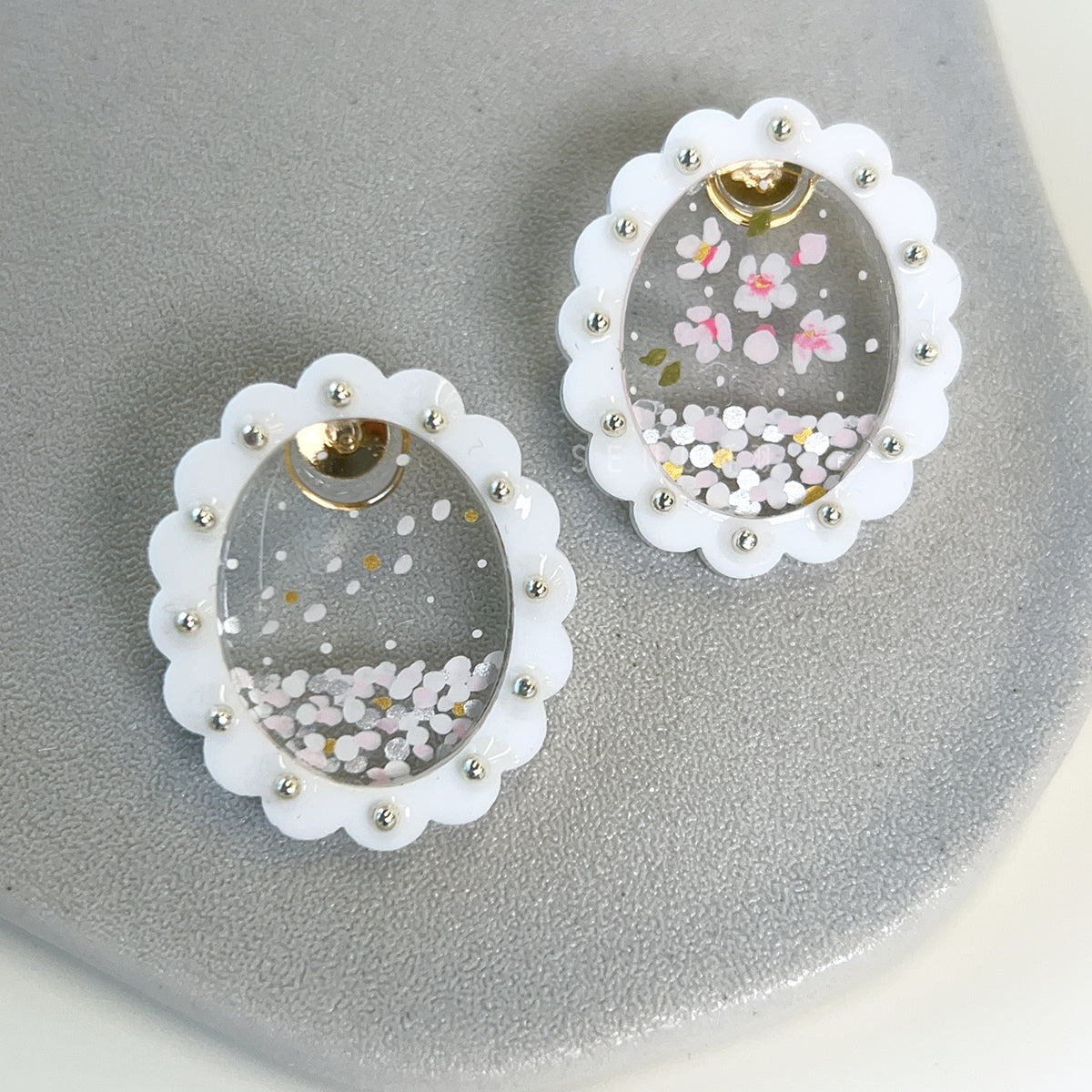 [Japanese Designer | Japanese Handmade Accessories | Resin | Earrings | Earrings] Hand-painted cherry blossom frame acrylic earrings