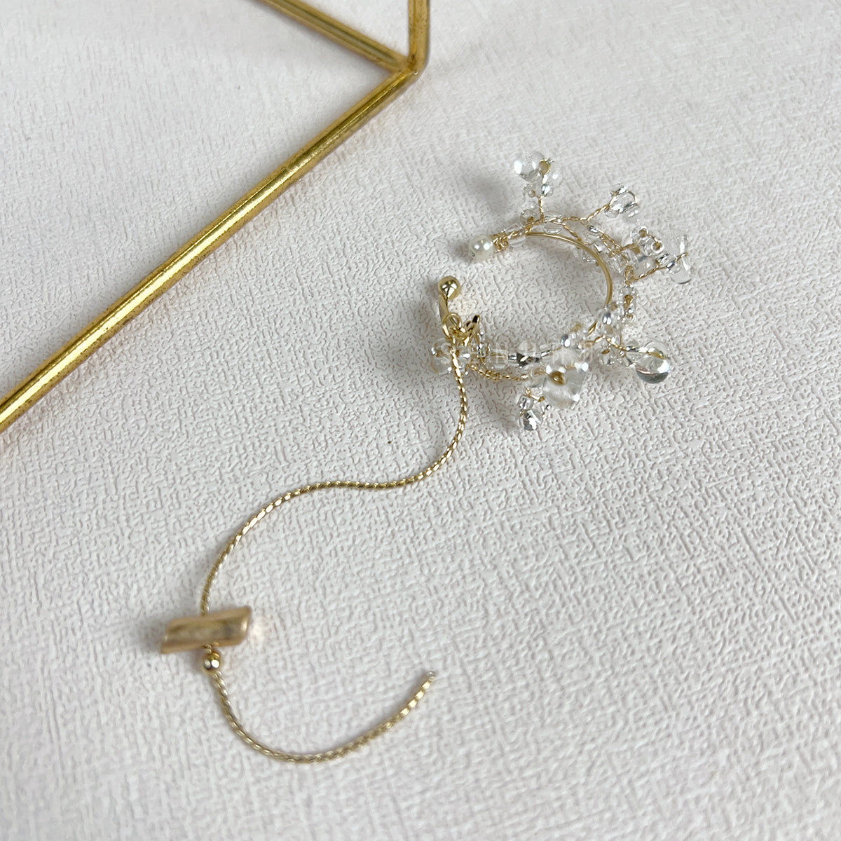 [Japanese craftsman｜Japanese handmade accessories｜Beads｜Earrings｜Ear cuffs] Wire-wound beaded hanging chain ear cuffs_[Size_L]