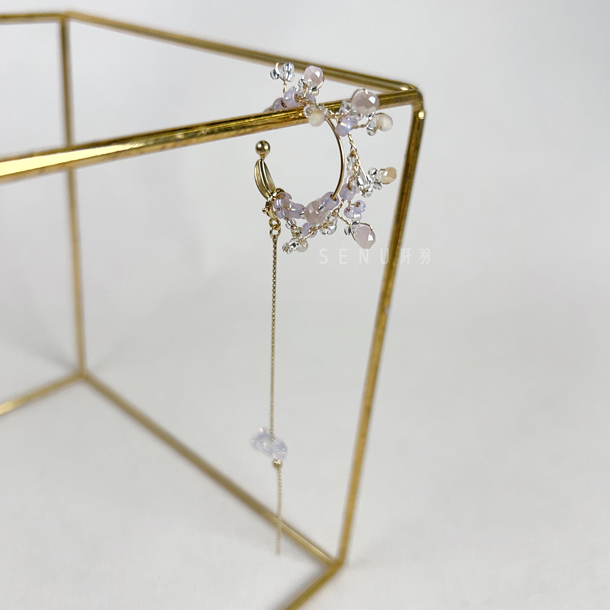 [Japanese craftsman｜Japanese handmade accessories｜Beads｜Earrings｜Ear cuffs] Wire-wound beaded hanging chain ear cuffs_[Size_L]