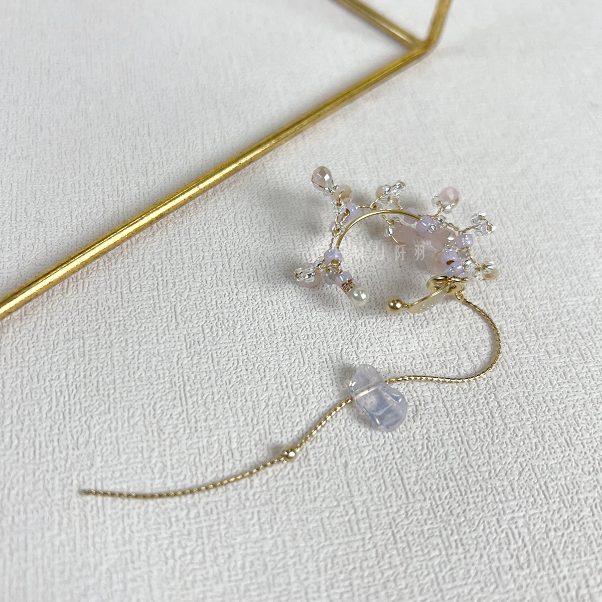 [Japanese craftsman｜Japanese handmade accessories｜Beads｜Earrings｜Ear cuffs] Wire-wound beaded hanging chain ear cuffs_[Size_L]