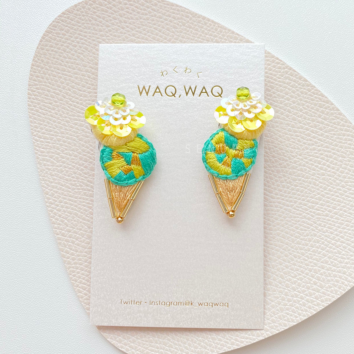 [Japanese craftsman | Japanese handmade accessories | embroidery | earrings | earrings] Double ball ice cream bead embroidery earrings