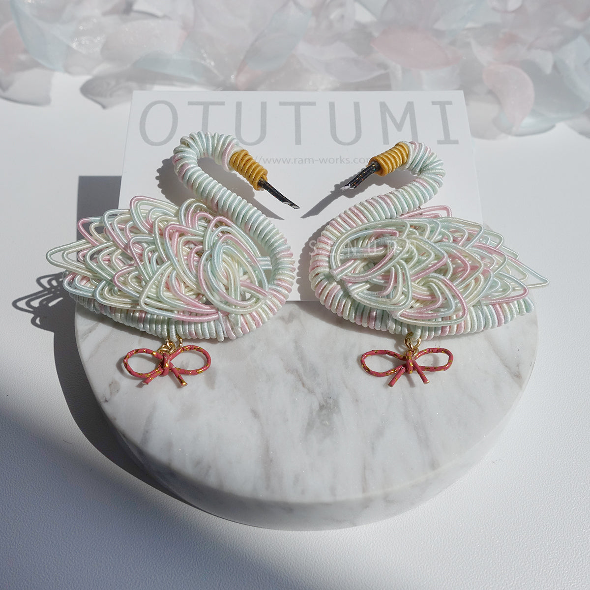 [Japanese craftsmen | Japanese handmade accessories | Mizuhiki | Earrings | Earrings] Swan bow Mizuhiki knot handmade earrings