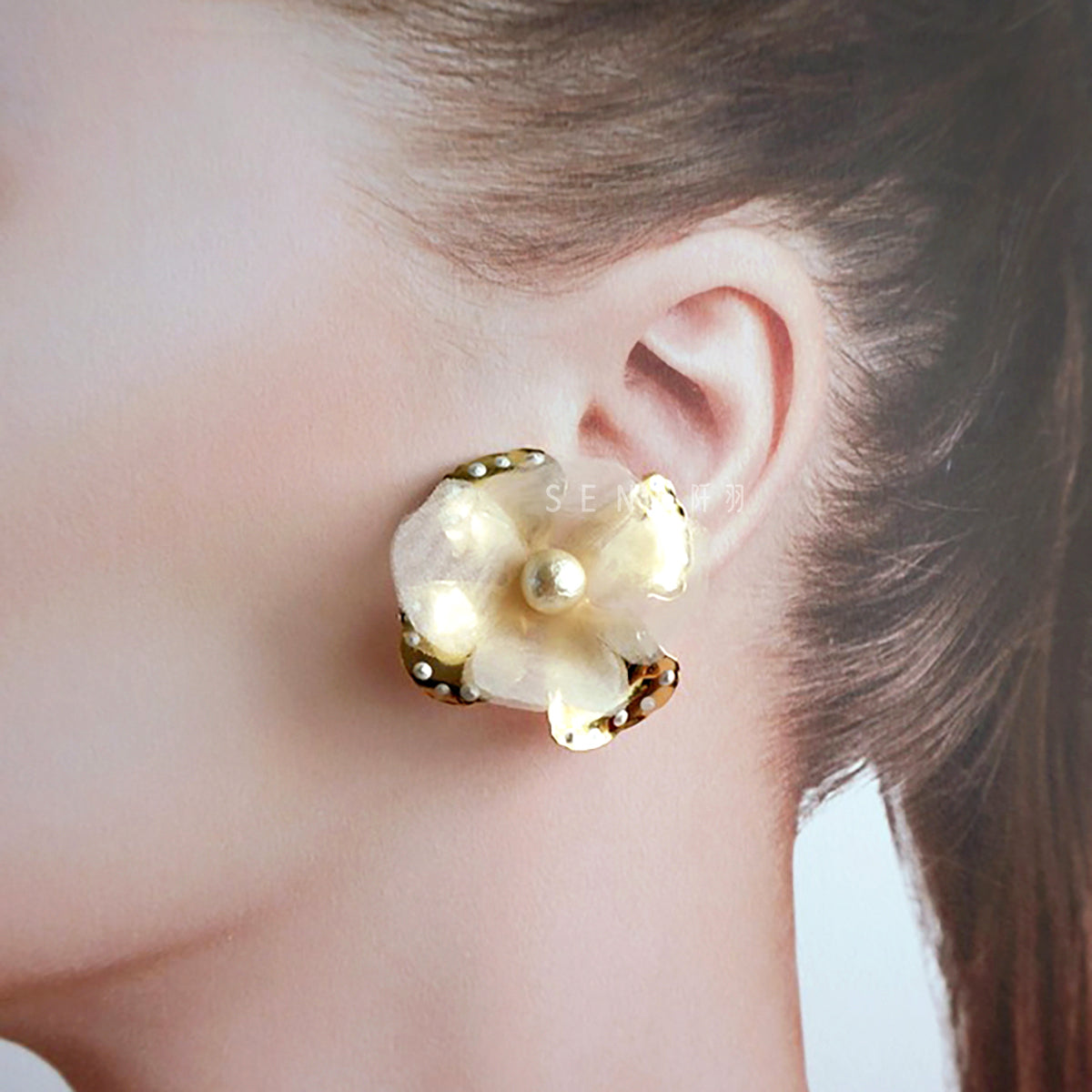 [Japanese craftsman｜Japanese handmade｜bridal accessories｜fabric flowers｜earrings｜earrings] Hand-painted dotted flower fabric earrings