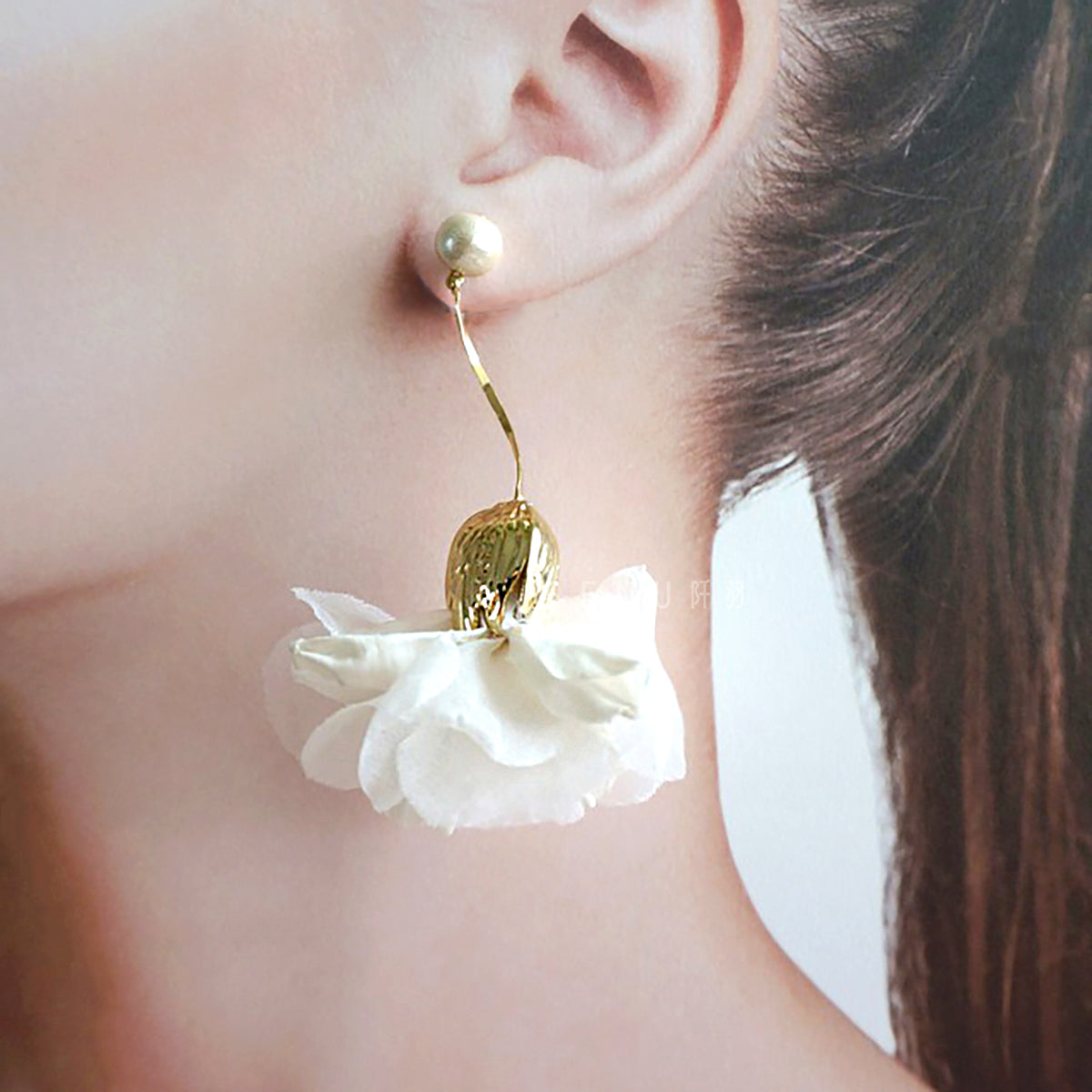 [Japanese craftsman｜Japanese handmade｜bridal accessories｜fabric flowers｜earrings｜earrings] Pearl twist bar gauze flower fabric earrings