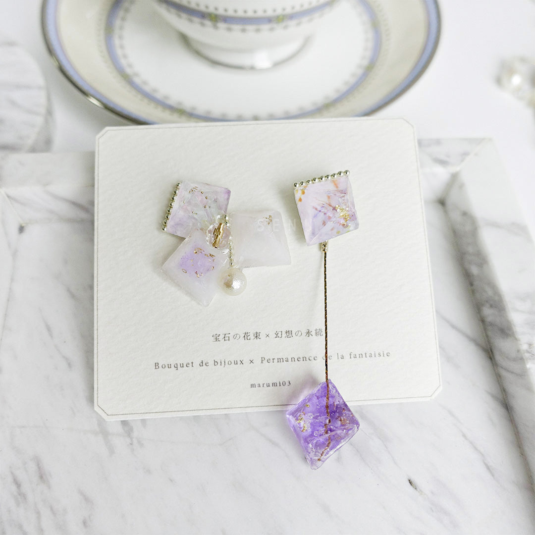 [Japanese Designer｜Japanese Handmade Accessories｜Resin｜Earrings｜Earrings] Asymmetric transparent smudged gold foil triangular crystal earrings