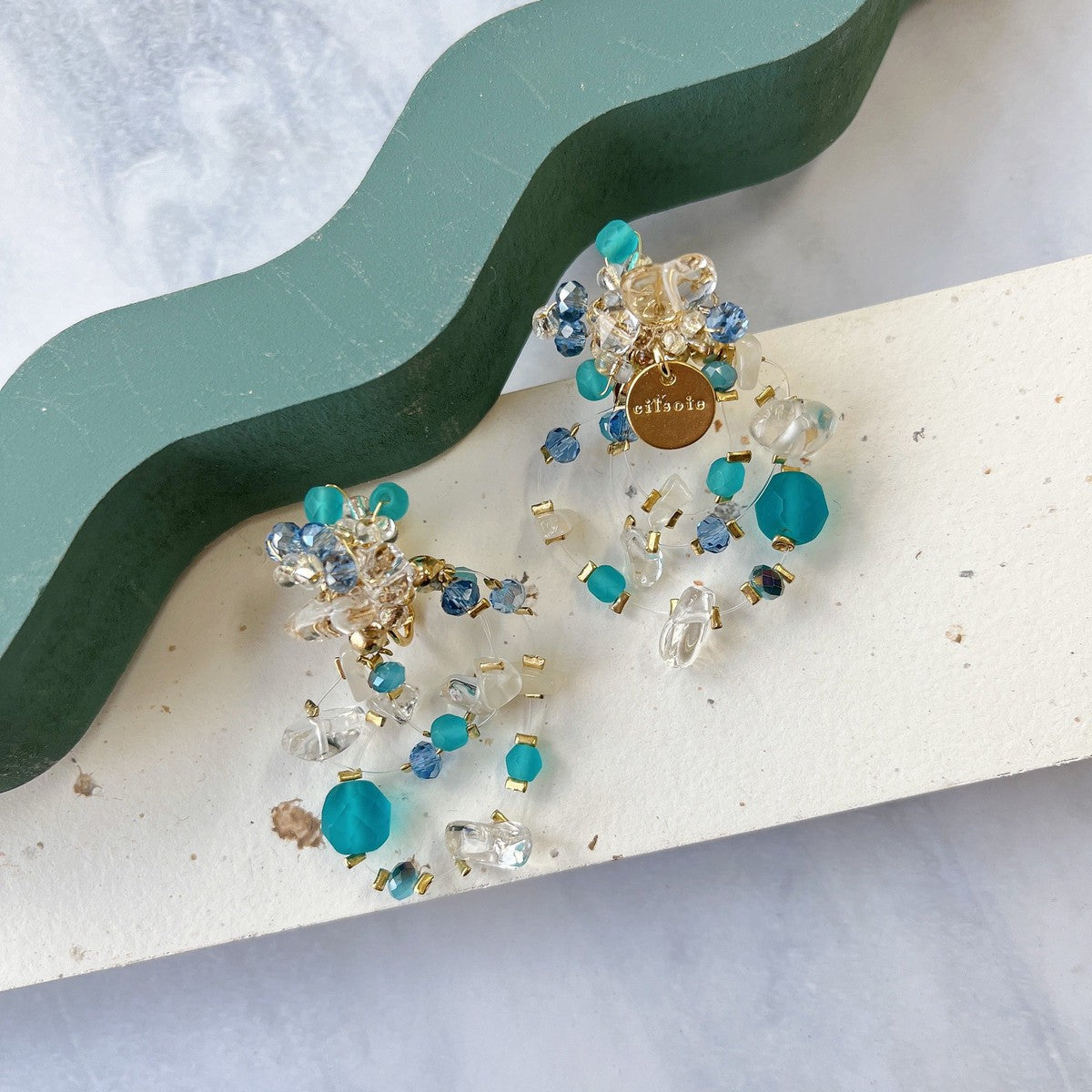 [Japanese craftsman｜Japanese handmade accessories｜Beads｜Earrings｜Earrings] Irregular transparent beads and corner bead earrings