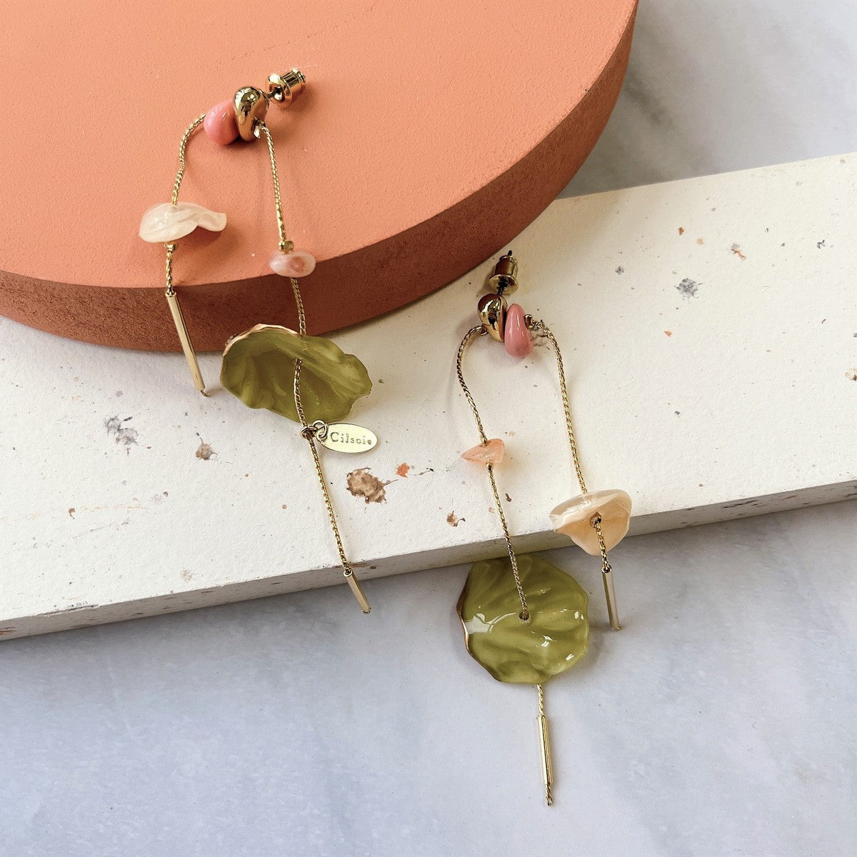 [Japanese craftsman | Japanese handmade jewelry | Beads | Earrings | Earrings] Arched metal chain leaf beaded earrings
