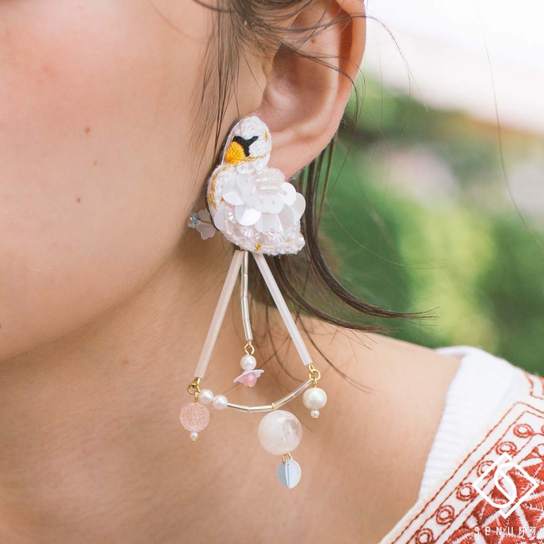 [Japanese craftsmen | Japanese handmade accessories | Embroidery | Earrings | Earrings] [Senu Limited Edition] Asymmetric Swan Embroidered Heart Heart Handmade Earrings