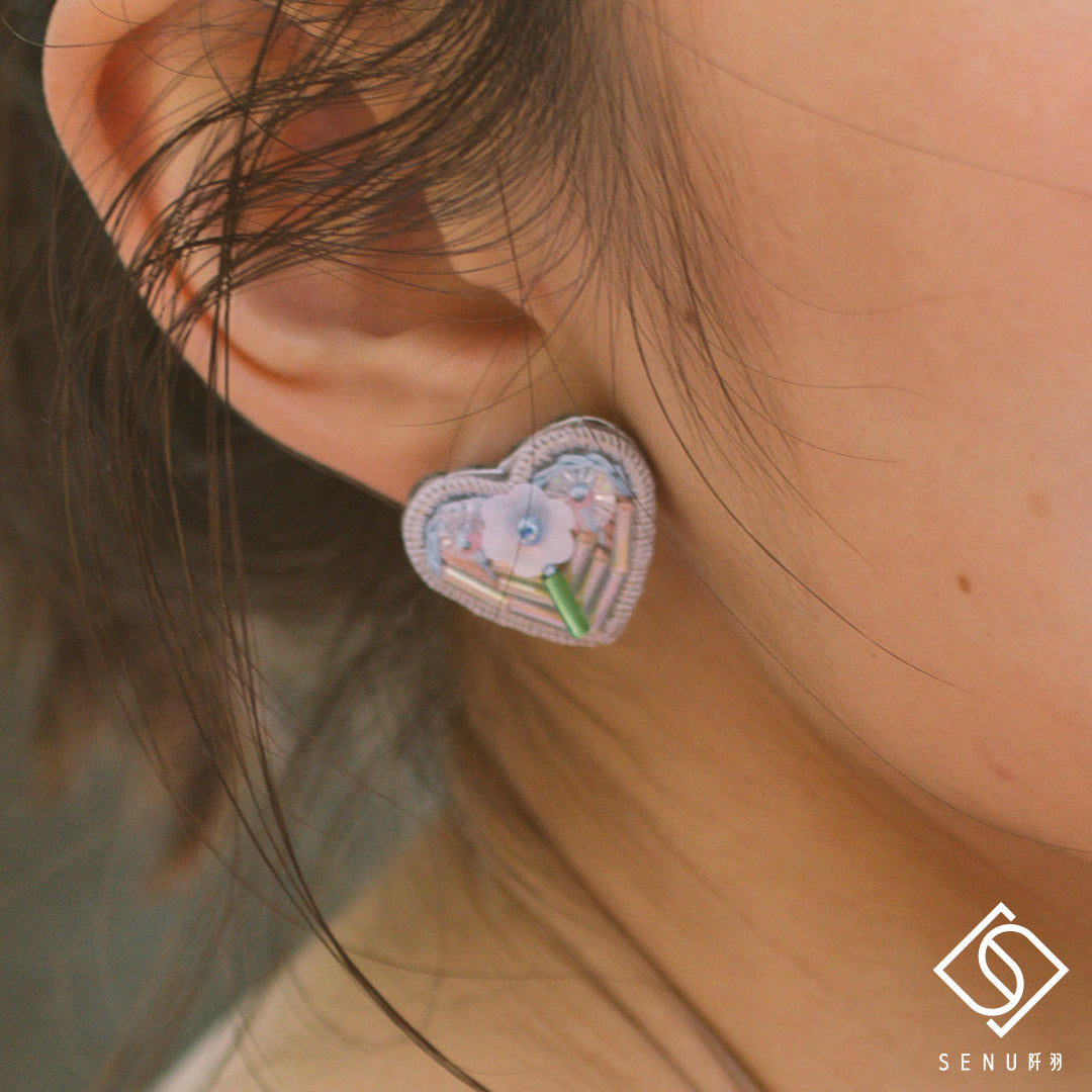 [Japanese craftsmen | Japanese handmade accessories | Embroidery | Earrings | Earrings] [Senu Limited Edition] Asymmetric Swan Embroidered Heart Heart Handmade Earrings